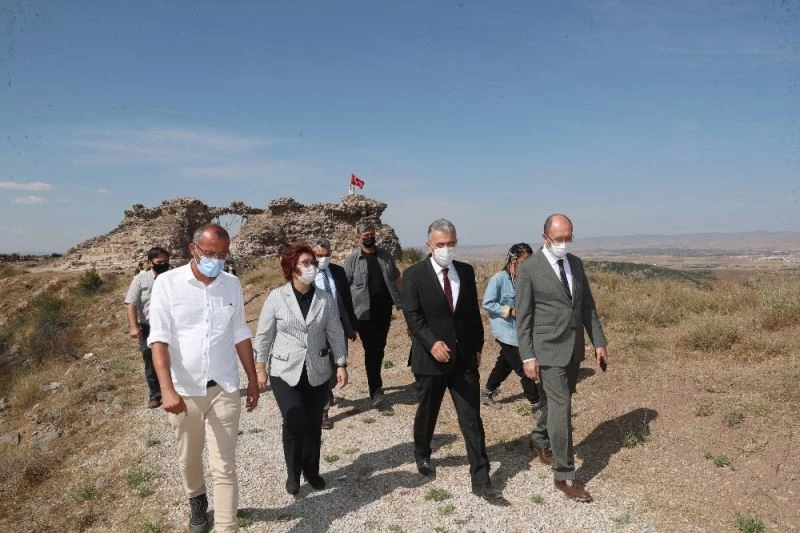 Vali Ayyıldız, Karacahisar Kalesi arkeolojik kazı alanını ziyaret etti
