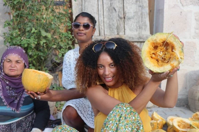 Kapadokya Moda Haftasına katılan mankenler pekmez kaynatıp, salça yaptı
