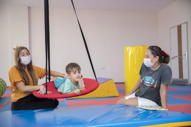 Mersin Büyükşehir Belediyesi’nin duyu bütünleme ve atla terapi projesine ödül
