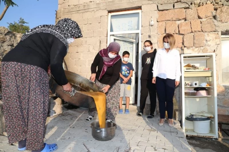 Nevşehir Valisi Becel, köyde pekmez kaynattı
