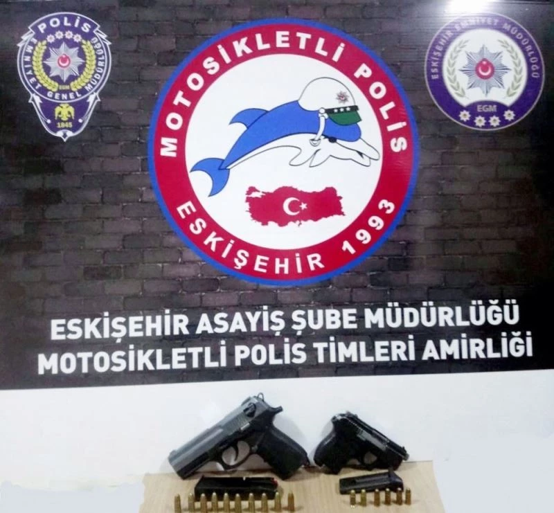 Yunus Timlerinin şüphelendikleri otomobilden ruhsatsız silahlar çıktı
