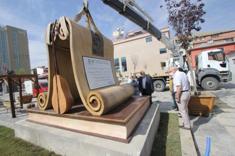 Dede Korkut Anıtı yerine monte edildi
