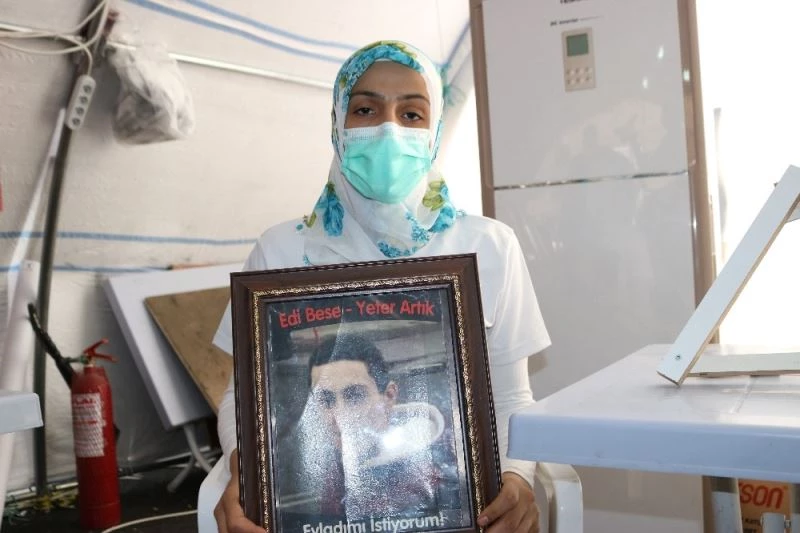 HDP önündeki aileler, Kobani olaylarına ilişkin gözaltıları sevinçle karşıladı
