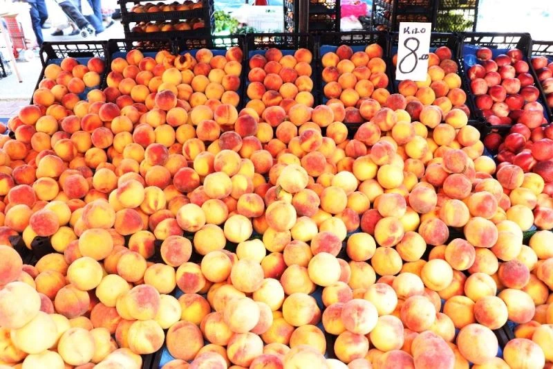 Pazarın son yazlık meyve ve sebzeleri
