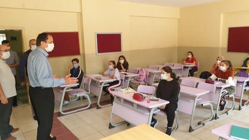 Başkan Şahin Kaynaşlı’da okulları ziyaret etti
