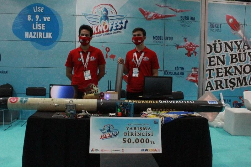 Teknofest roket yarışmalarının birincisi ödülünü Cumhurbaşkanı Erdoğan’dan aldı
