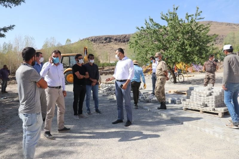 Muradiye Belediyesi, okul bahçelerini ve bozuk olan mahalle yollarına parke taşı döşüyor
