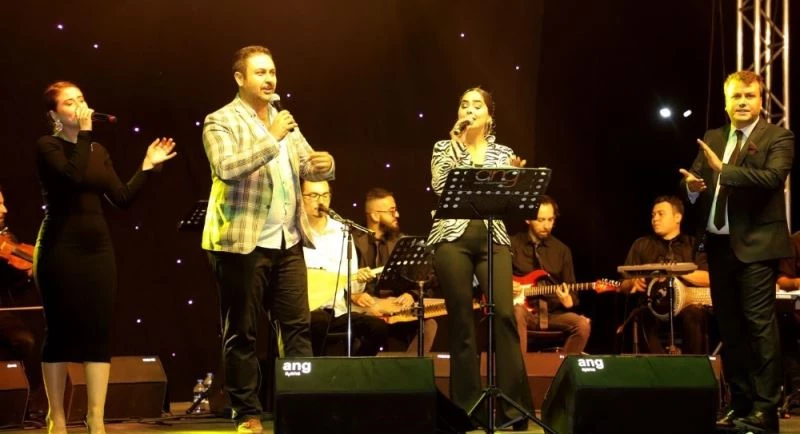 Afyonkarahisar’da ilk defa düzenlenen ‘arabada konsere’ ilgi yoğun oldu
