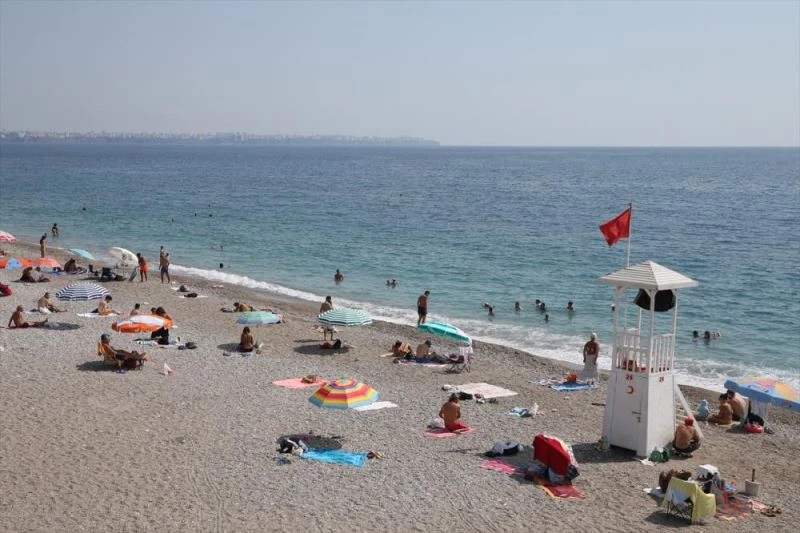 Antalya sahillerindeki yoğunluk sürüyor