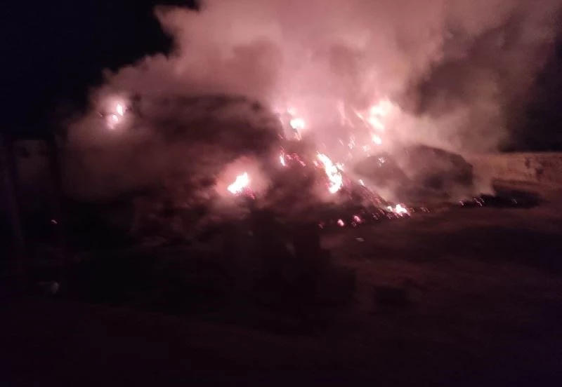 Evin bahçesindeki 4 bin saban balyası yanıp kül oldu
