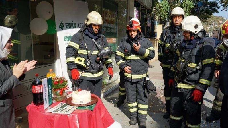 Yangın ihbarına çıktılar, pastayla karşılandılar
