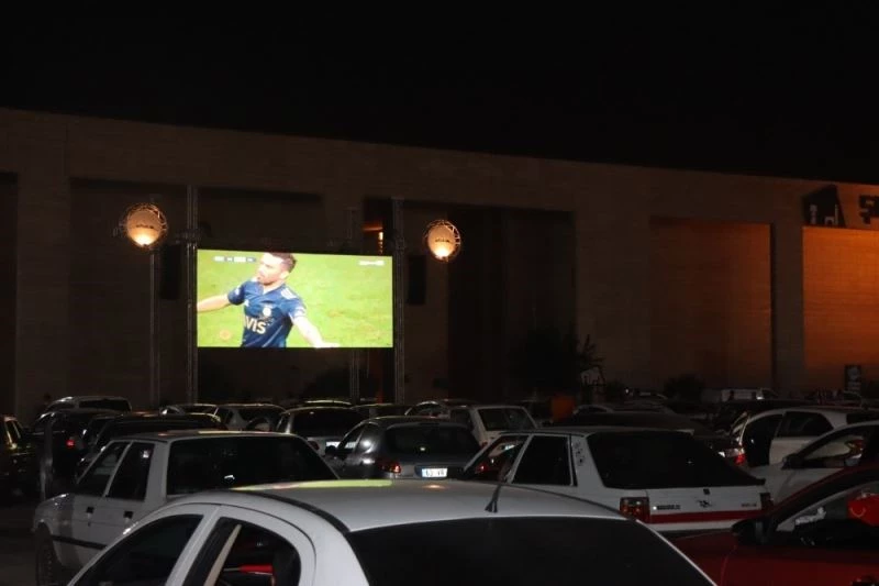 Şanlıurfalılar derbiyi meydanda izledi
