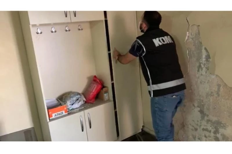 Gizli odaya kaçak cep telefonu operasyonu
