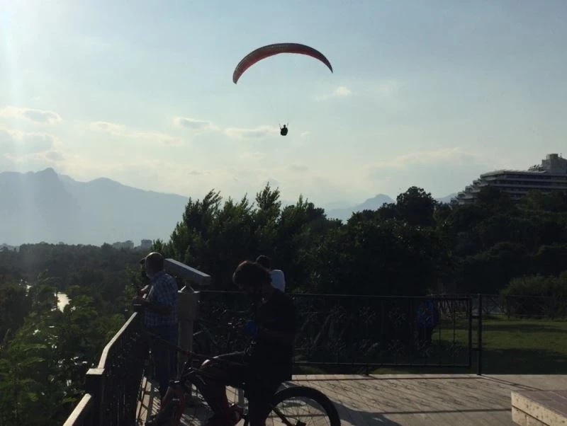 Yamaç paraşütçüsü yasak dinlemedi
