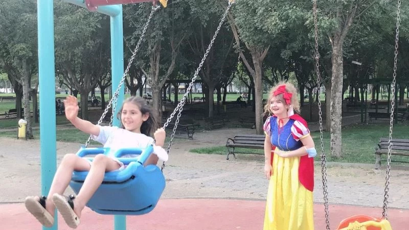 Yaşıtları oyun oynarken o su satıyordu, yapılan sürprizle mutluluktan havalara uçtu
