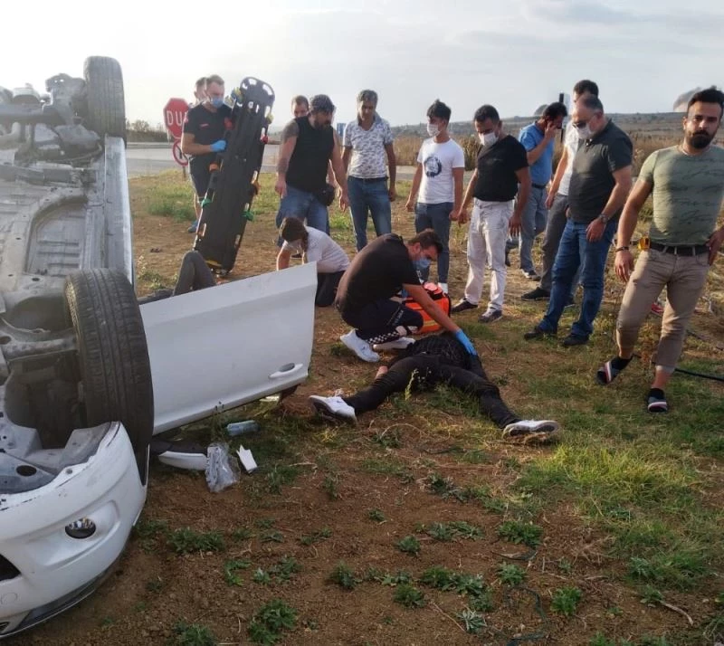 Ciple çarpışan otomobil takla attı: 3 yaralı
