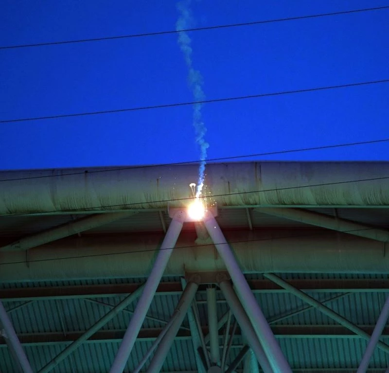 Derbide sahaya dışarıdan işaret fişeği atıldı
