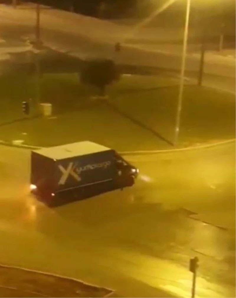 Kargo kamyonetiyle drift
