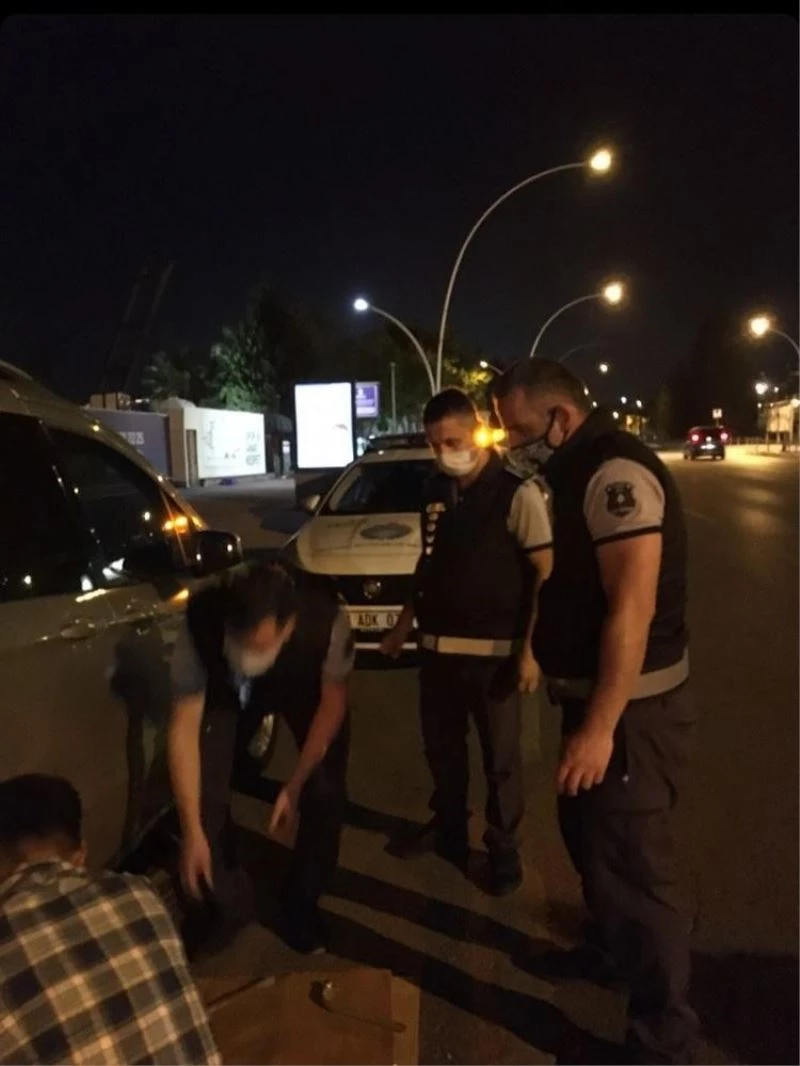 Yolda kalan kadın şoföre zabıta yardım etti
