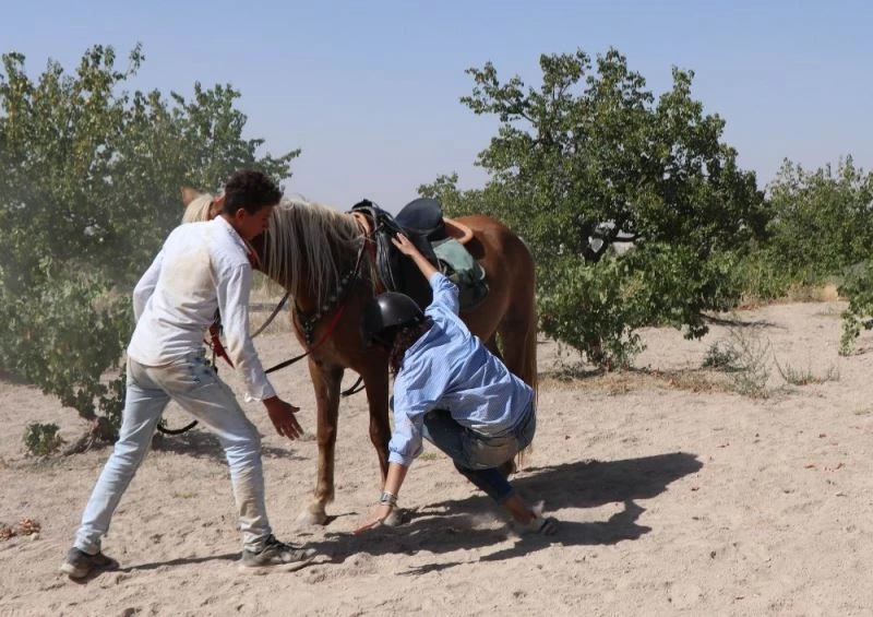 Kapadokya’da ata binen güzel sanatçı attan düştü
