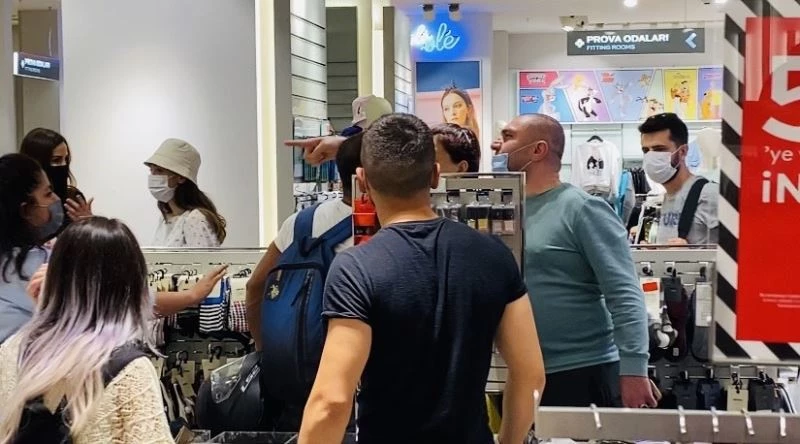 Giyim mağazasında sıra kavgası
