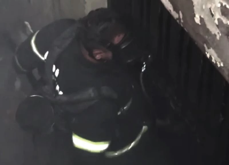 İtfaiyenin 20 metre karşısındaki mobilya mağazasında yangına jet müdahale
