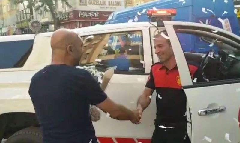 Yangına çağrılan itfaiye ekibine çiçek ve alkışlı karşılama
