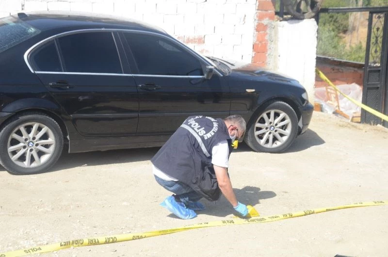 Otomobilinden inen şahsa kurşun yağdırdılar
