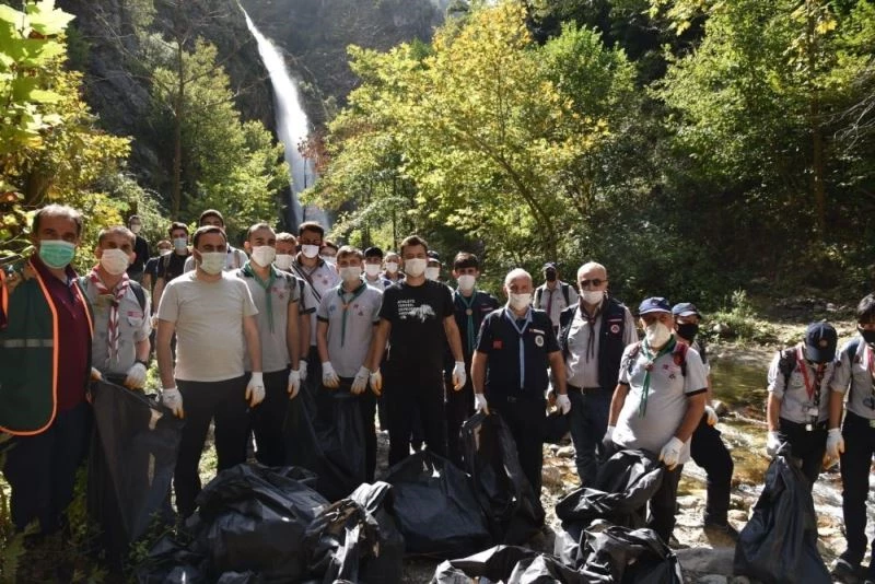 Başkan Özlü  izciler ile birlikte temizlik yaptı
