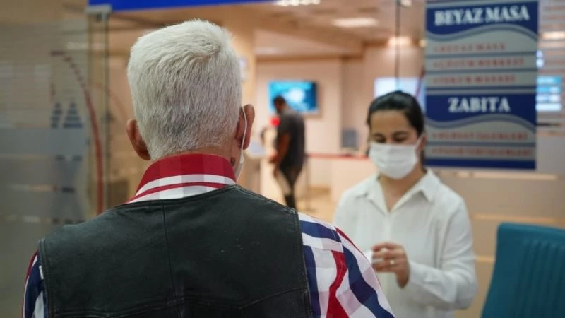 Testi pozitif çıkan vatandaş belediyeye girişte yakalandı
