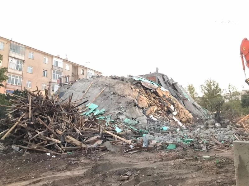 Elazığ’da kontrollü yıkımda hasarlı bina böyle çöktü

