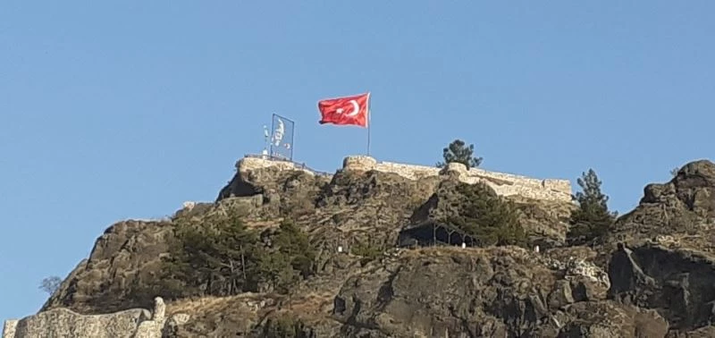 Kandiber Kalesi’nde yırtılan bayrak değişti
