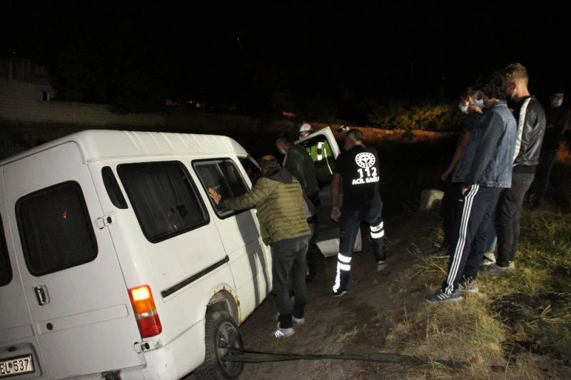 Alkollü sürücü yoldan çıktı şarampolde durdu, direksiyonda sızdı
