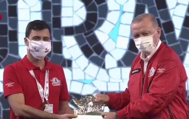 ISUBÜ’lü öğrenciler ödüllerini Cumhurbaşkanı Erdoğan’ın elinden aldı
