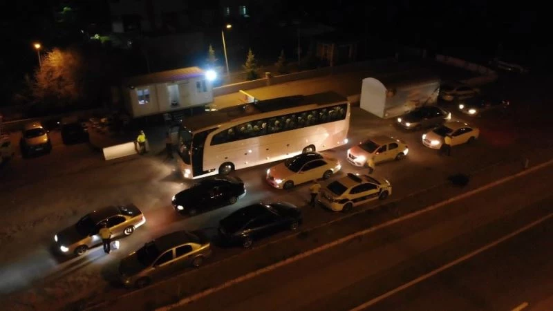 43 ilin geçiş noktasında gece yarısı ‘HES kodu’ denetimi: Otobüsler tek tek durduruluyor
