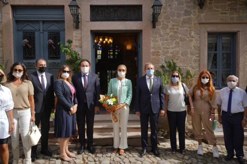 Her şehri ünlülerle geziyorlar
