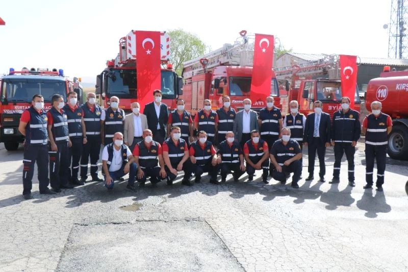 Yangında canını hiçe sayarak alevlerin ortasında yaralıları kurtaran itfaiye erine belediyeden ödül
