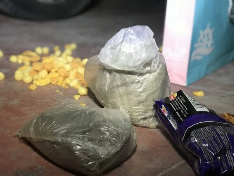 Cips poşetinde uyuşturucu madde taşırken yakalandılar
