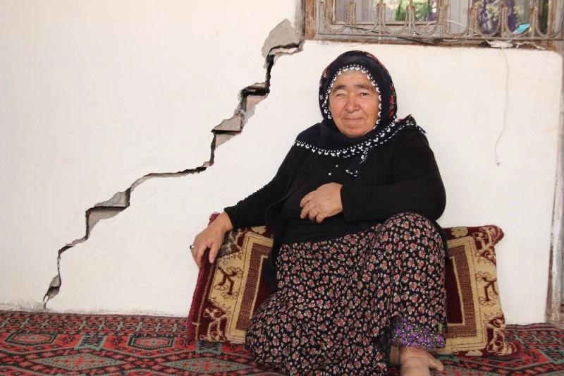 Zemini kayan mahalledeki ağır hasarlı evlerde oturuyorlar
