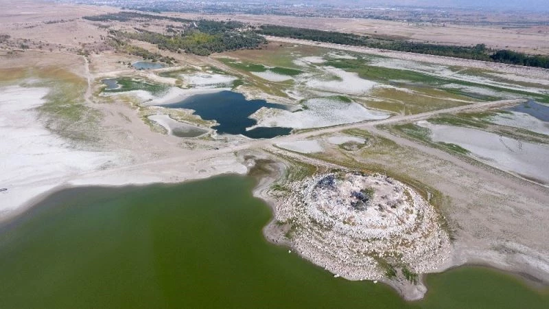 Kuş cennetinde sular çekildi, ‘Pelikan Adası’na yol açıldı
