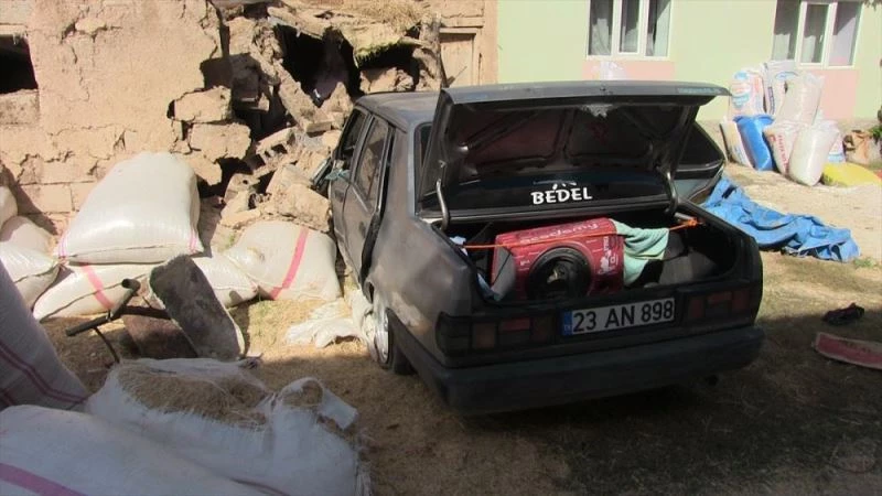 Polisten kaçan şüpheli aracıyla evin duvarına çarpınca yakalandı