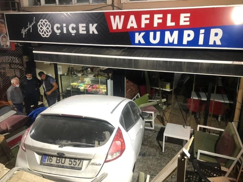 Otomobil dükkana dalıp merdivenlerde asılı kaldı
