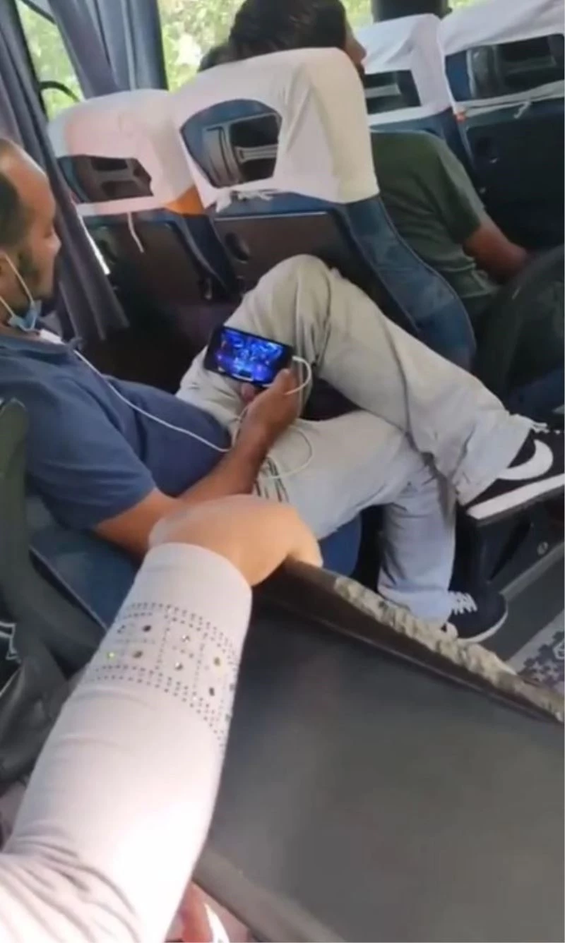 Yolcu minibüsünde maskesini düzgün takmayan yolcunun pes dedirten görüntüleri
