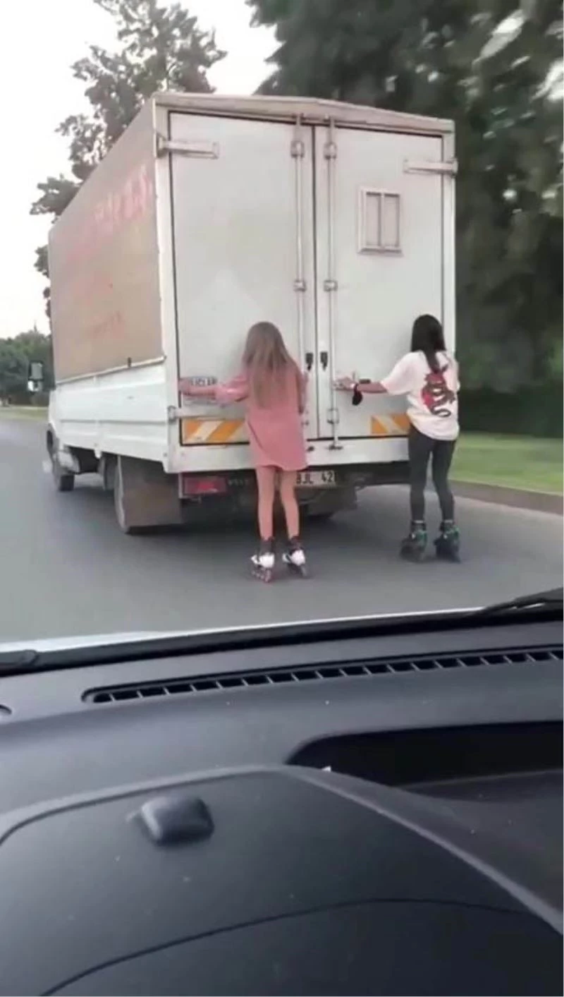 Antalya’da patenci kızların kamyonet arkasında tehlikeli oyunu
