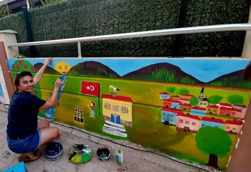 Çeşme’de vatandaşlar sokaklarını adeta sanat galerisine dönüştürdü
