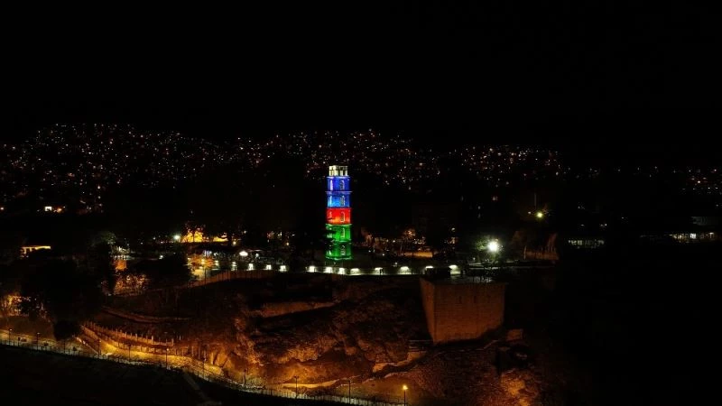 Bursa’nın tarihi sembolü Tophane Saat Kulesi Azerbaycan’ın renklerine büründü
