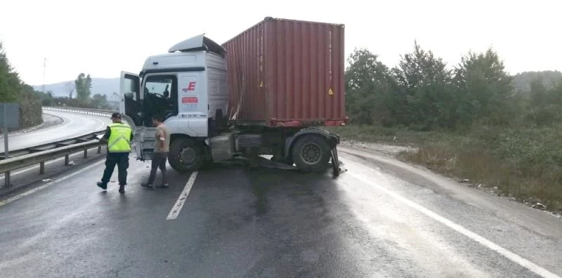 Makaslayan tır D-655 karayolunda trafiğin aksamasına neden oldu
