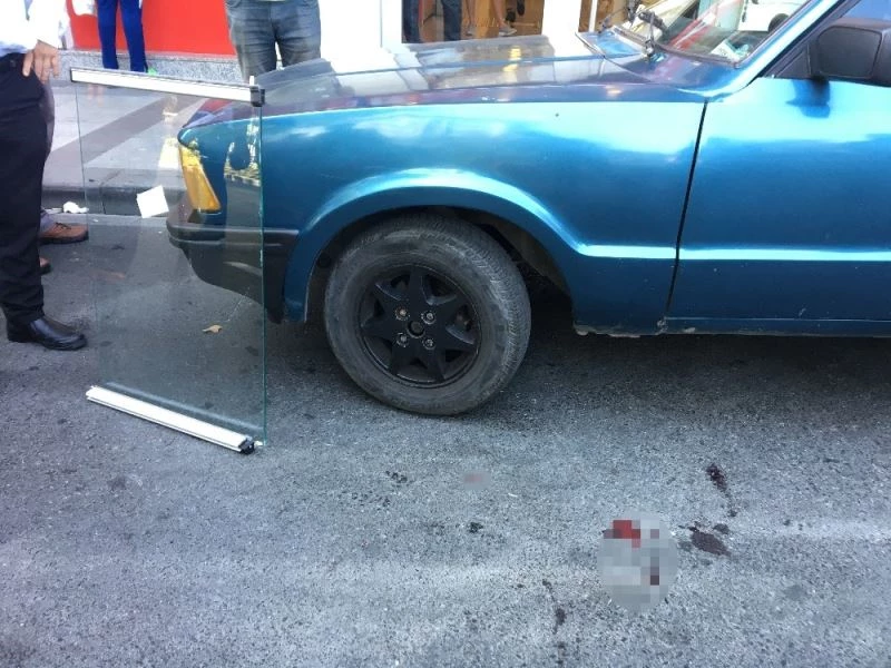 Şişli’de 10 katlı otelin terasındaki cam, yoldan geçen bir gencin kafasına düştü
