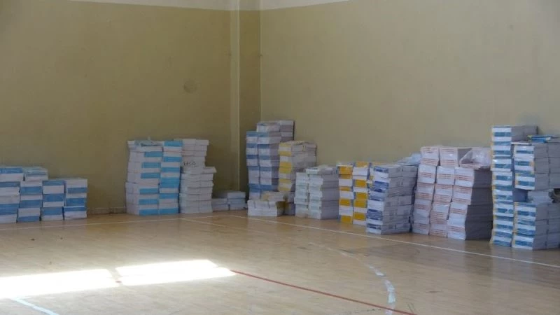 Erciş’te öğrenciler ücretsiz dağıtılan okul kitaplarına kavuştu

