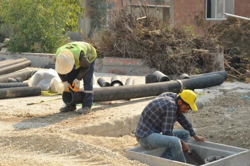 Mersin Büyükşehir ekipleri, Atgirmez mevkinde kanalizasyon çalışmalarını sürdürüyor

